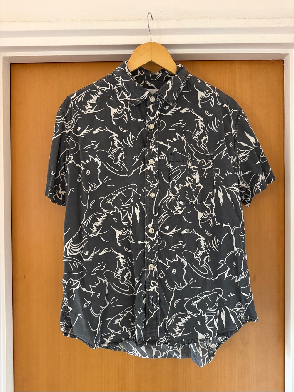 Casual Black Short-Sleeve Button-Down Shirt with White Graphic Print